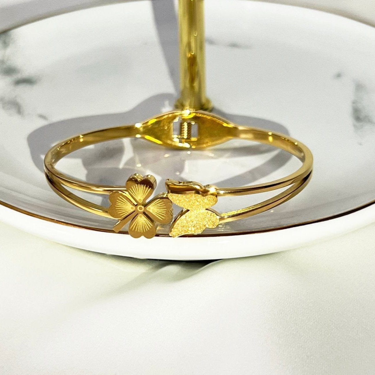 Lucky Charm Clover Bangle - 18k Gold Plated